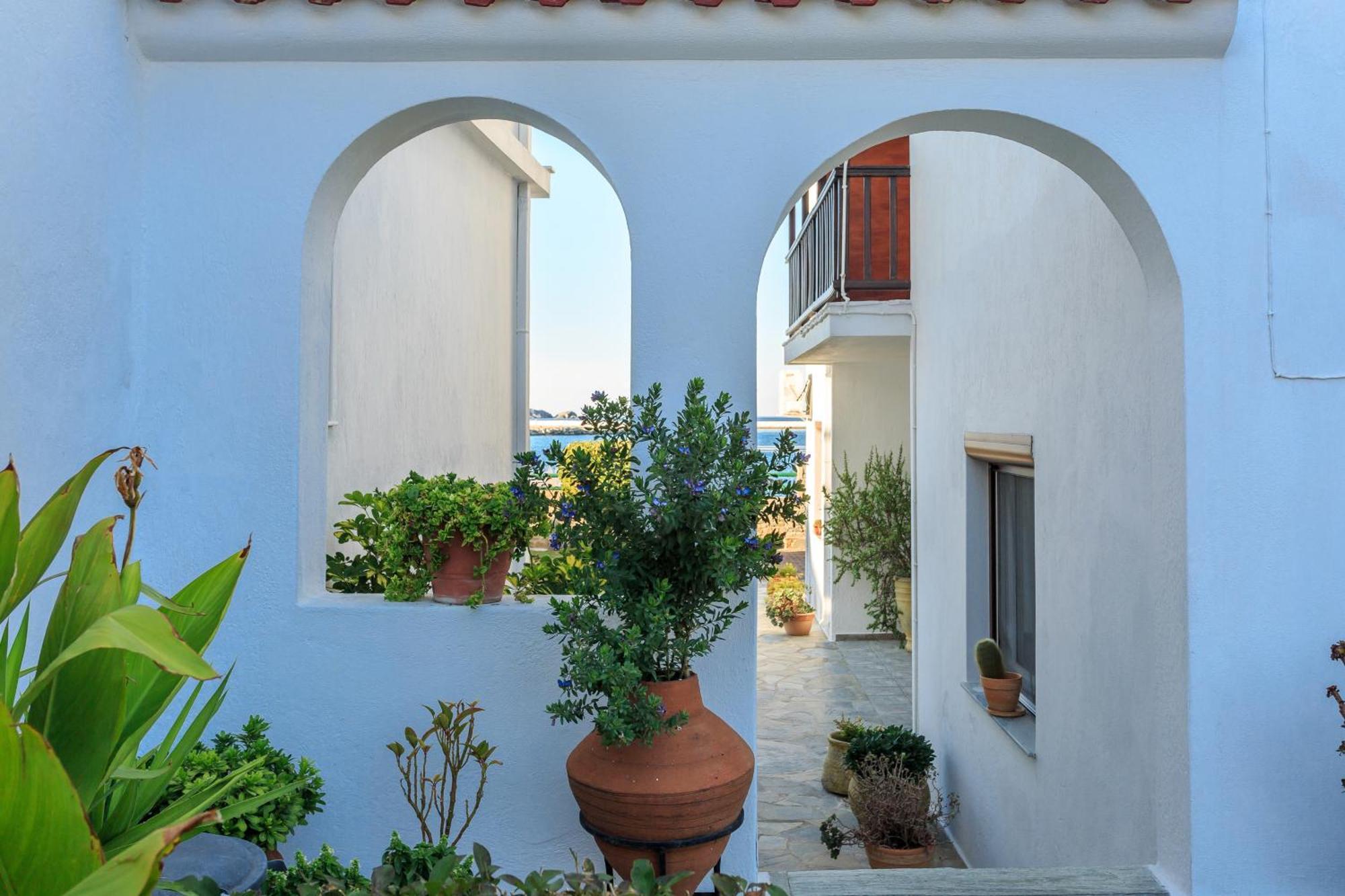 Nikolaos Studios Apartments Skopelos Town Bagian luar foto