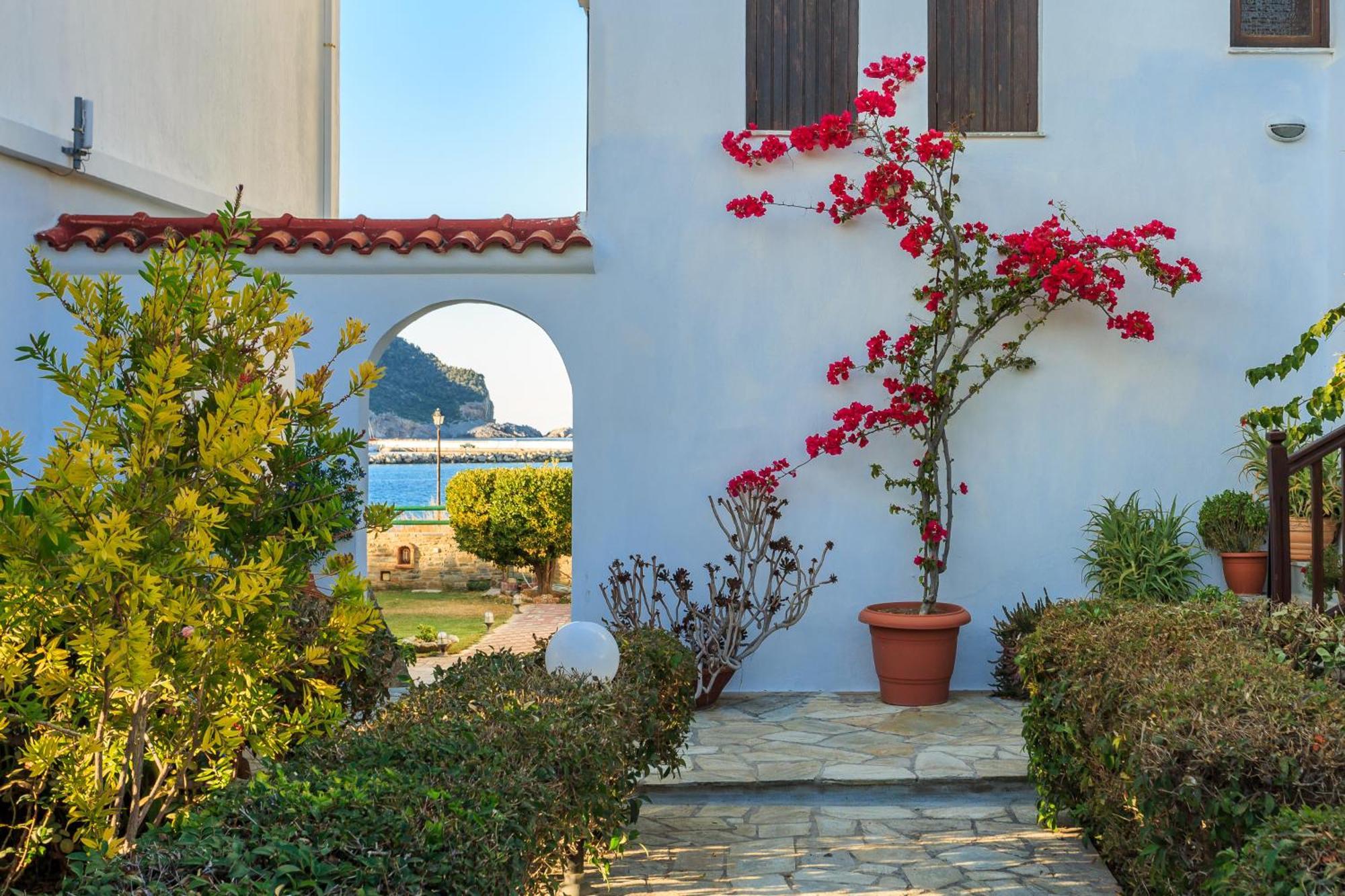 Nikolaos Studios Apartments Skopelos Town Bagian luar foto