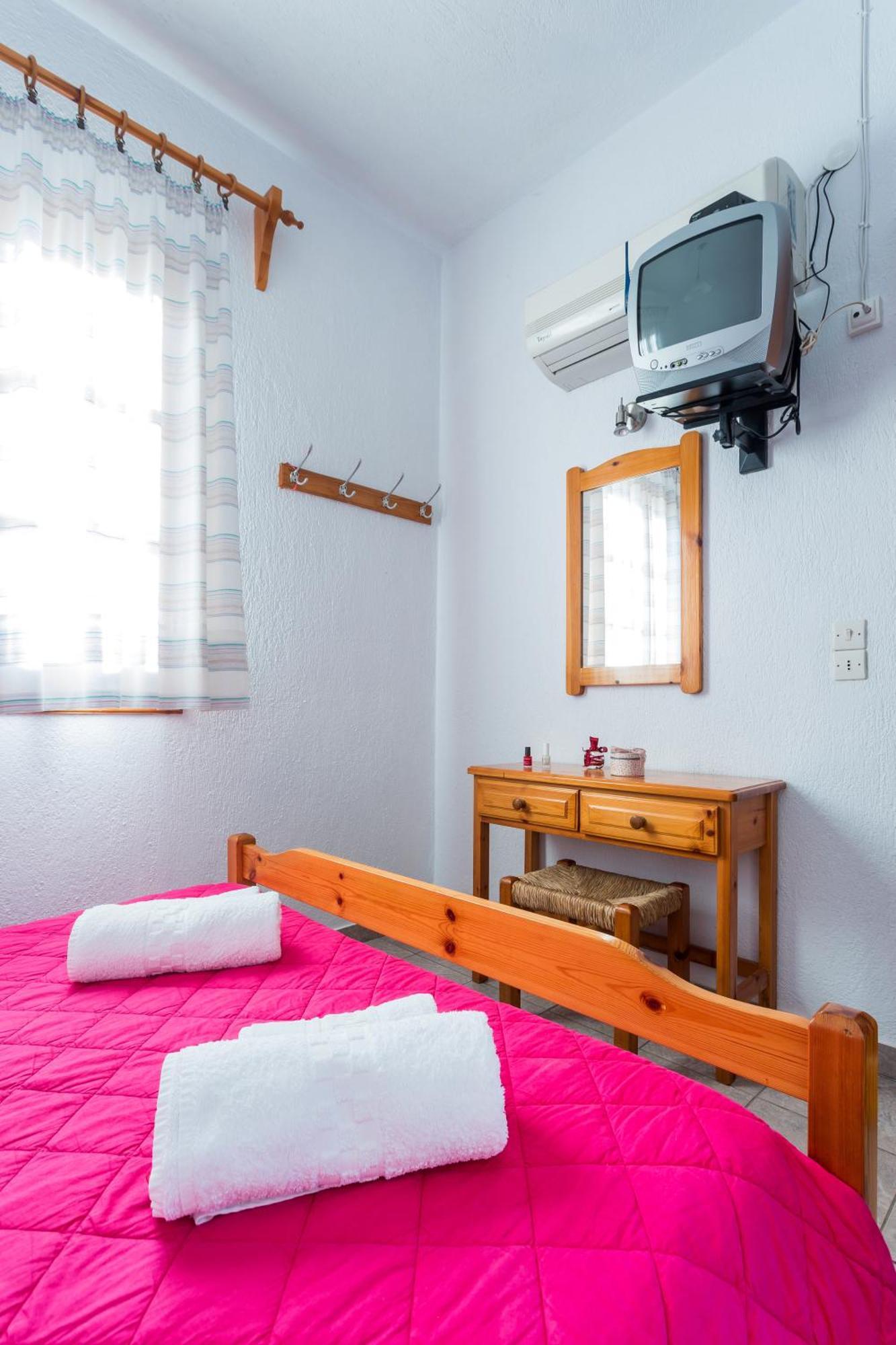 Nikolaos Studios Apartments Skopelos Town Bagian luar foto