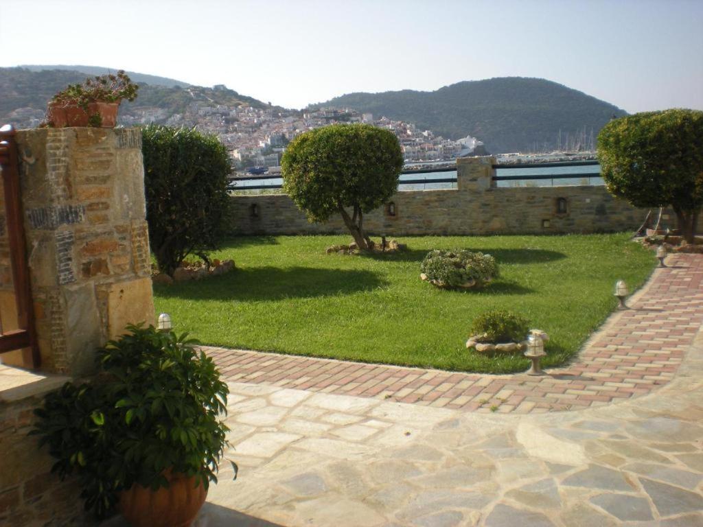 Nikolaos Studios Apartments Skopelos Town Bagian luar foto