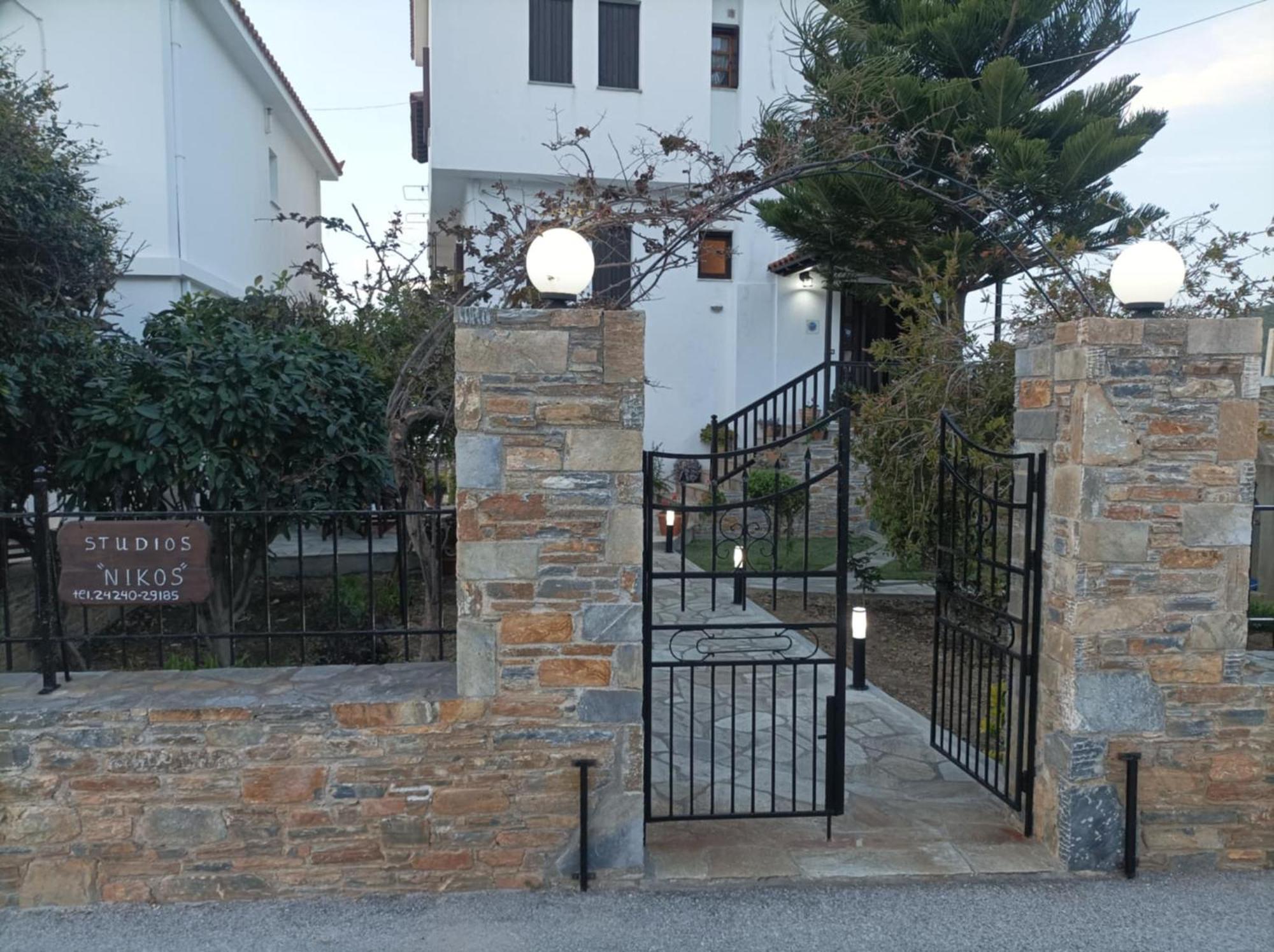 Nikolaos Studios Apartments Skopelos Town Bagian luar foto