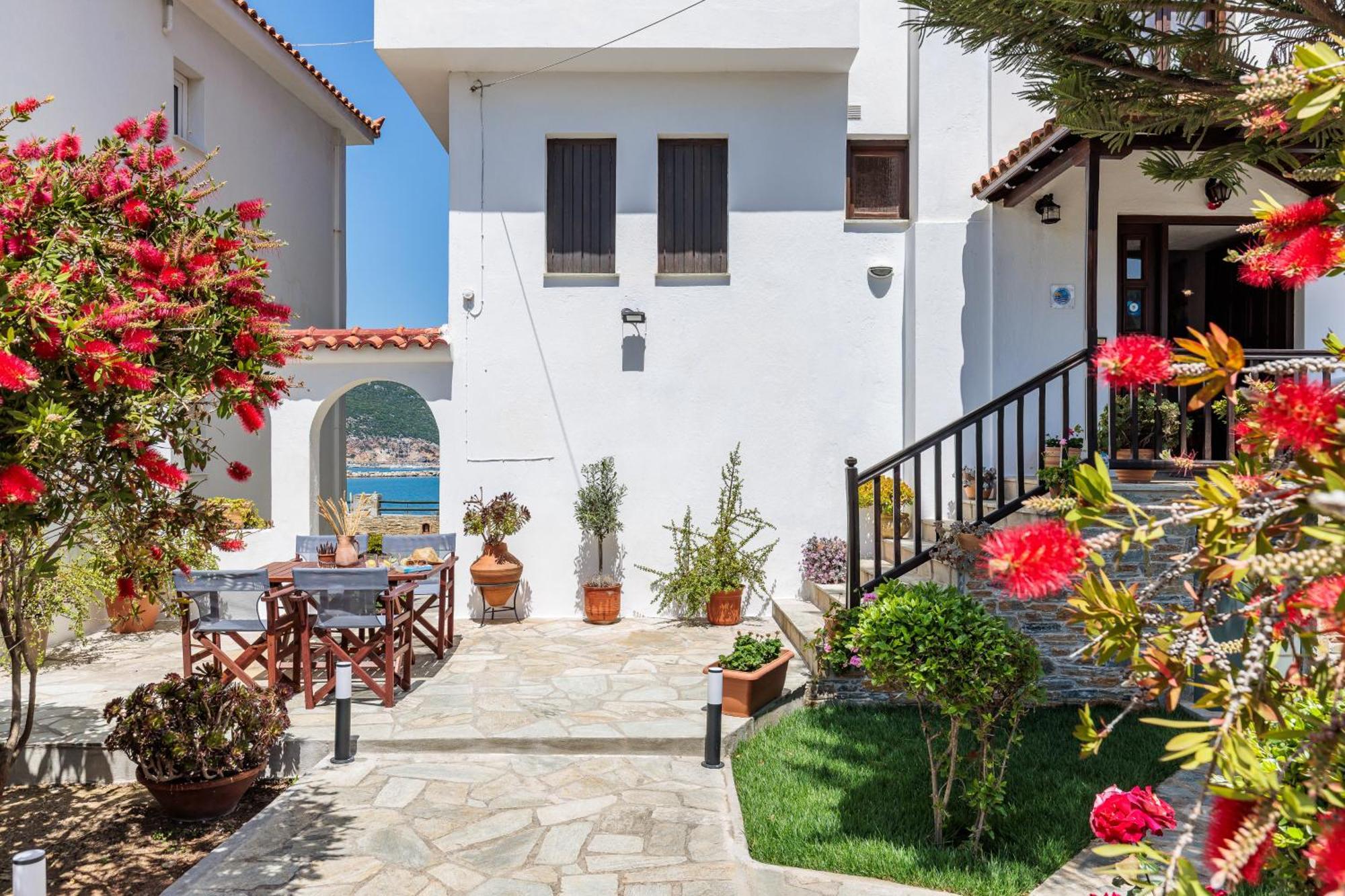 Nikolaos Studios Apartments Skopelos Town Bagian luar foto