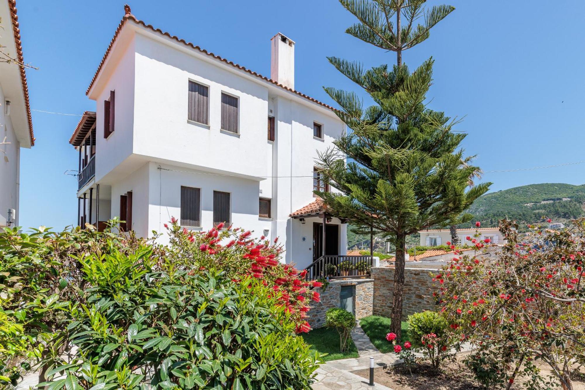 Nikolaos Studios Apartments Skopelos Town Bagian luar foto