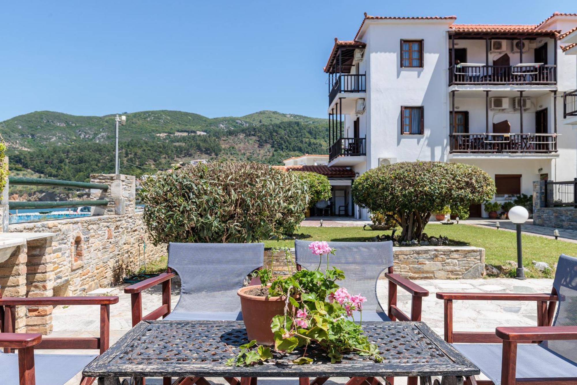 Nikolaos Studios Apartments Skopelos Town Bagian luar foto