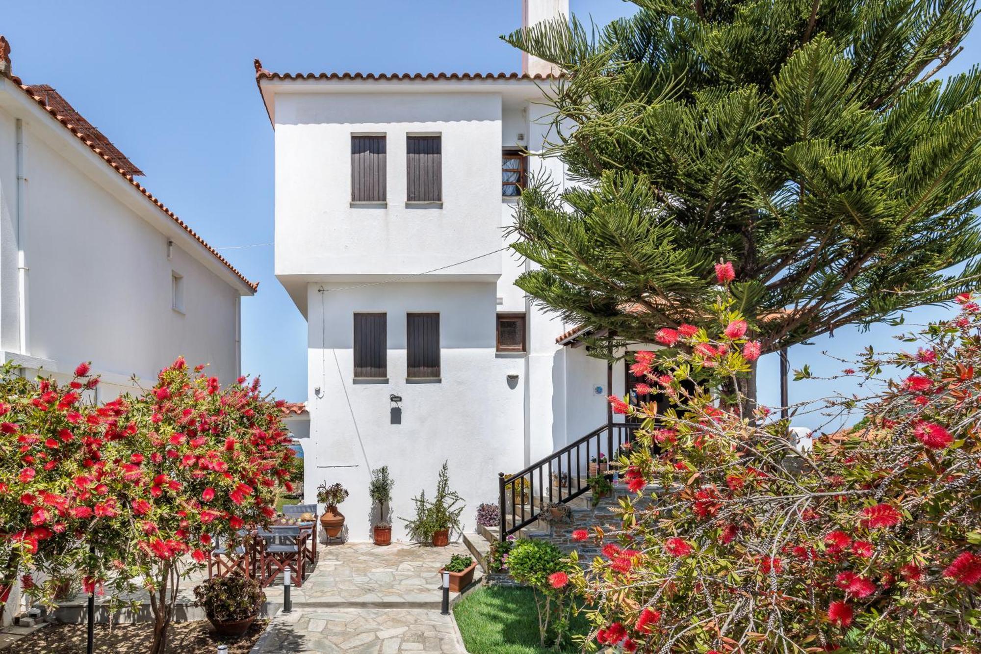 Nikolaos Studios Apartments Skopelos Town Bagian luar foto