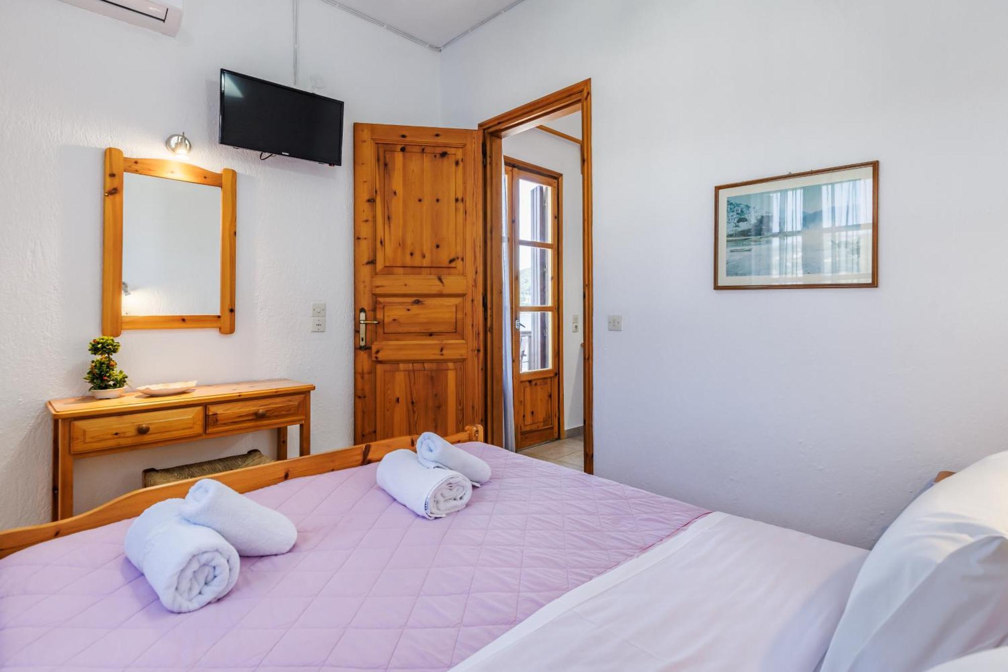 Nikolaos Studios Apartments Skopelos Town Bagian luar foto