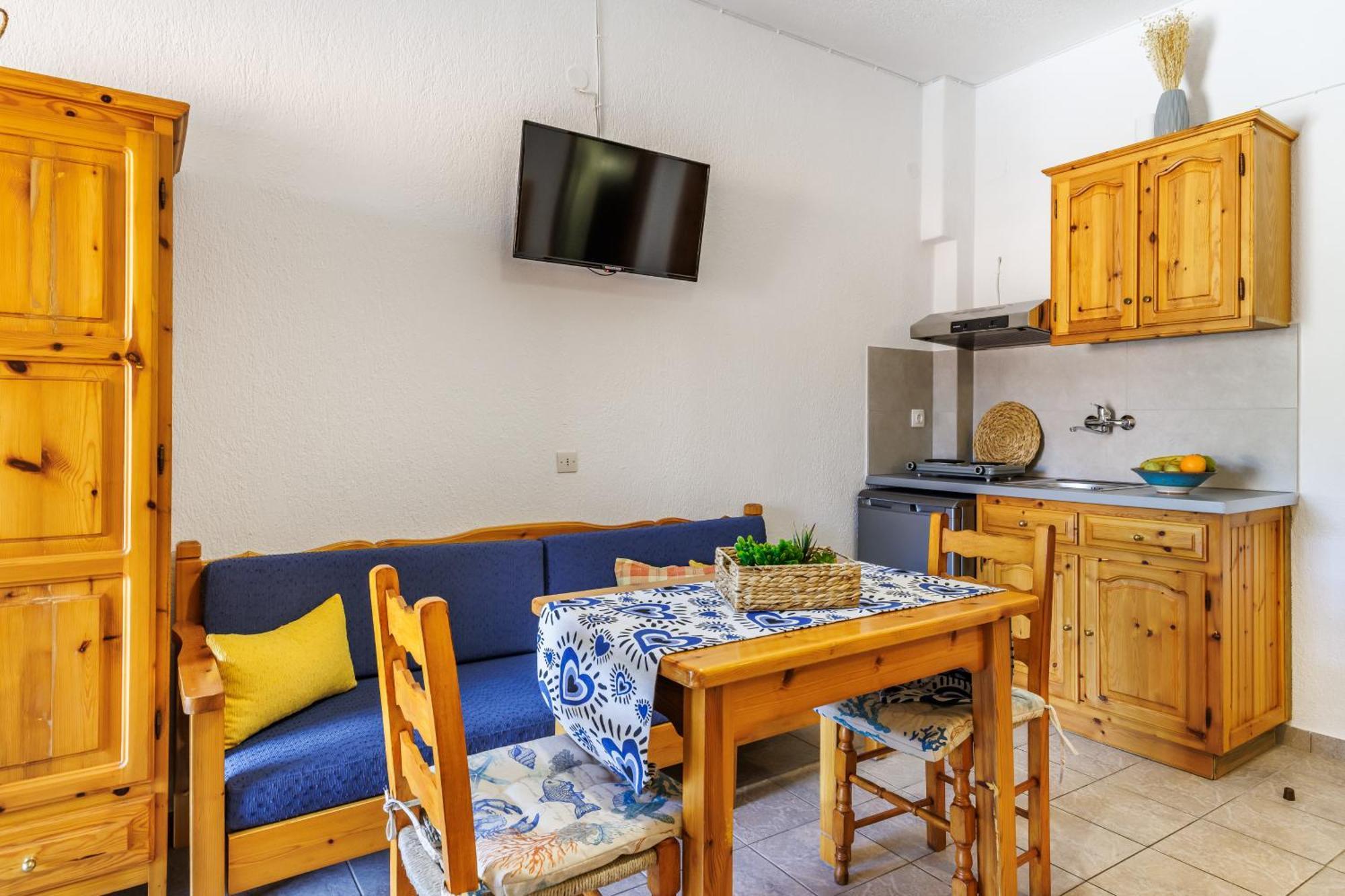 Nikolaos Studios Apartments Skopelos Town Bagian luar foto